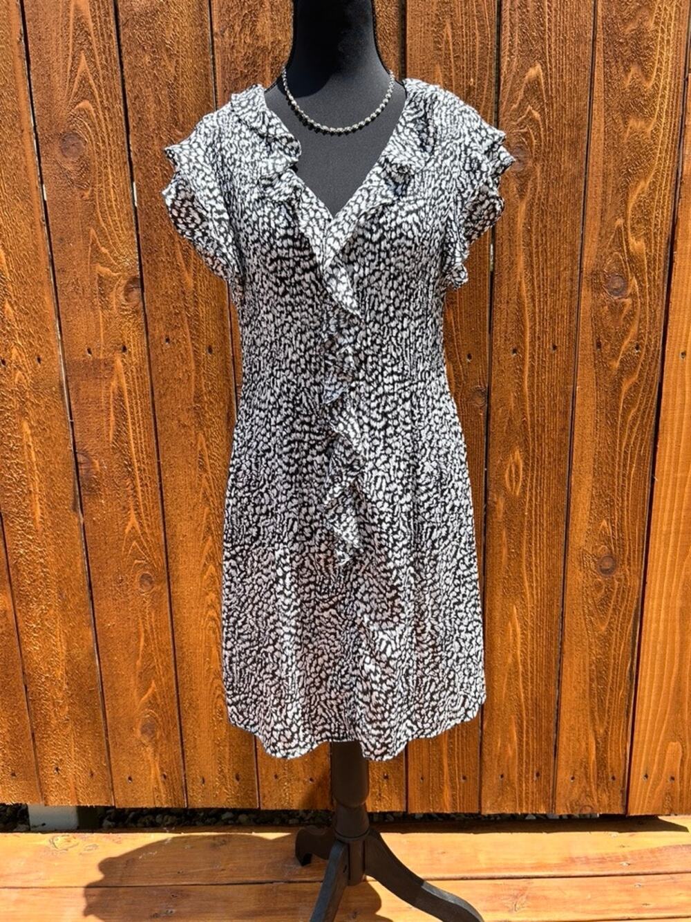 Allison Taylor Black White Printed Dress Flutter Ruffle Sleeve L V Neck Workwear